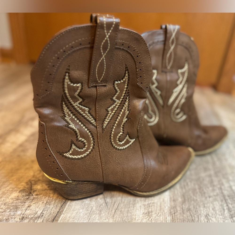 Very Volatile low boots size 7.5, tan w gold heel trim